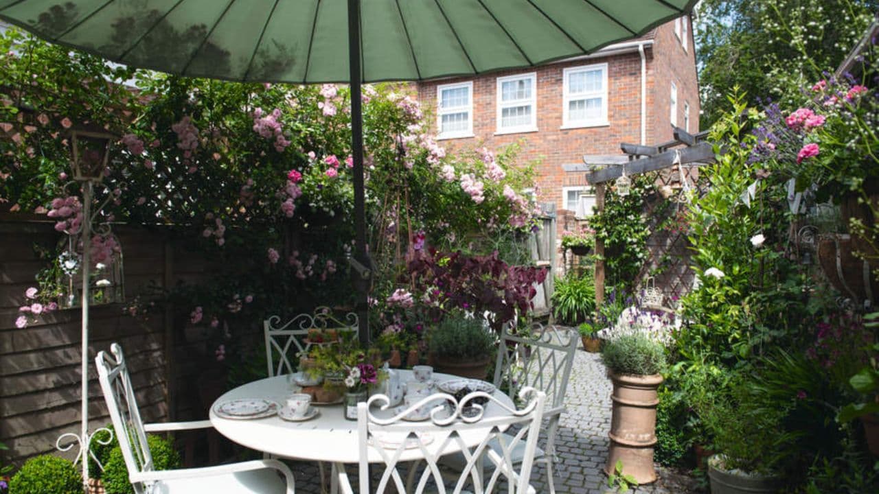 The Smartest Patio Umbrella for Tiny Patios Isn't the Traditional Kind – Designers Swear By This Space-Saving Option