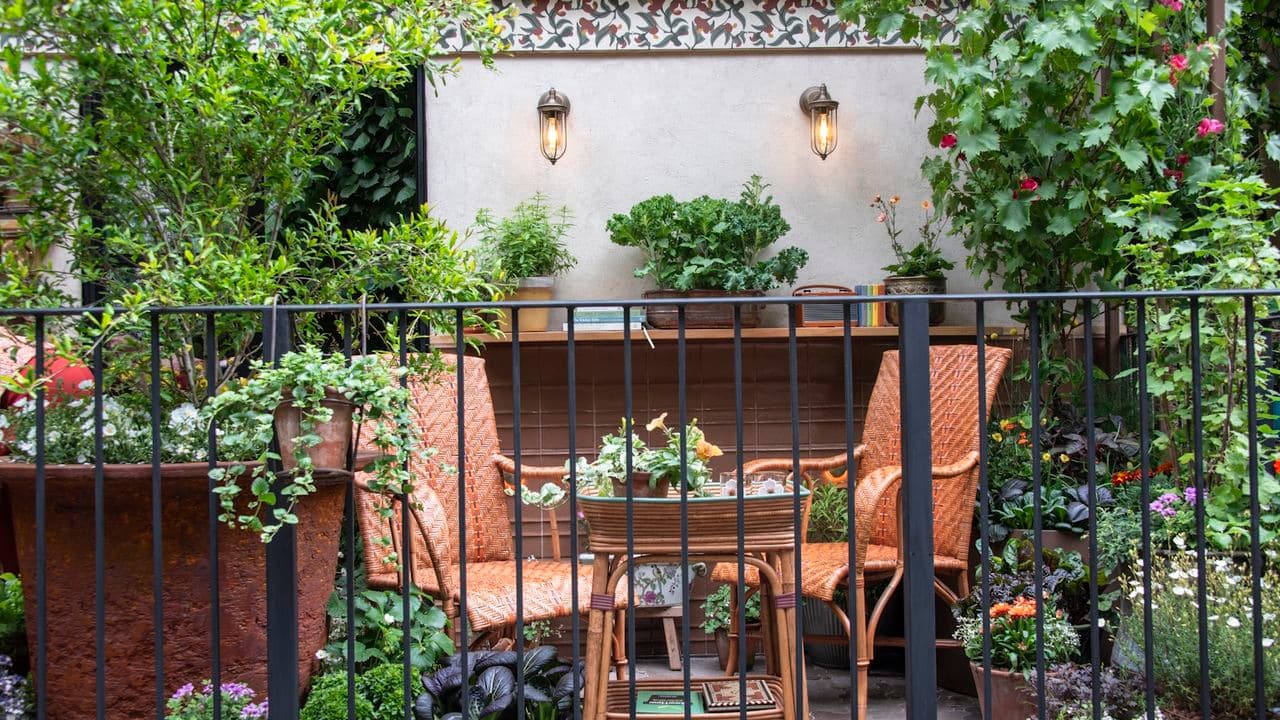This Clever IKEA Planter Set Turns a Tiny Balcony Into a Productive Kitchen Garden – It's Even Perfect for Strawberries