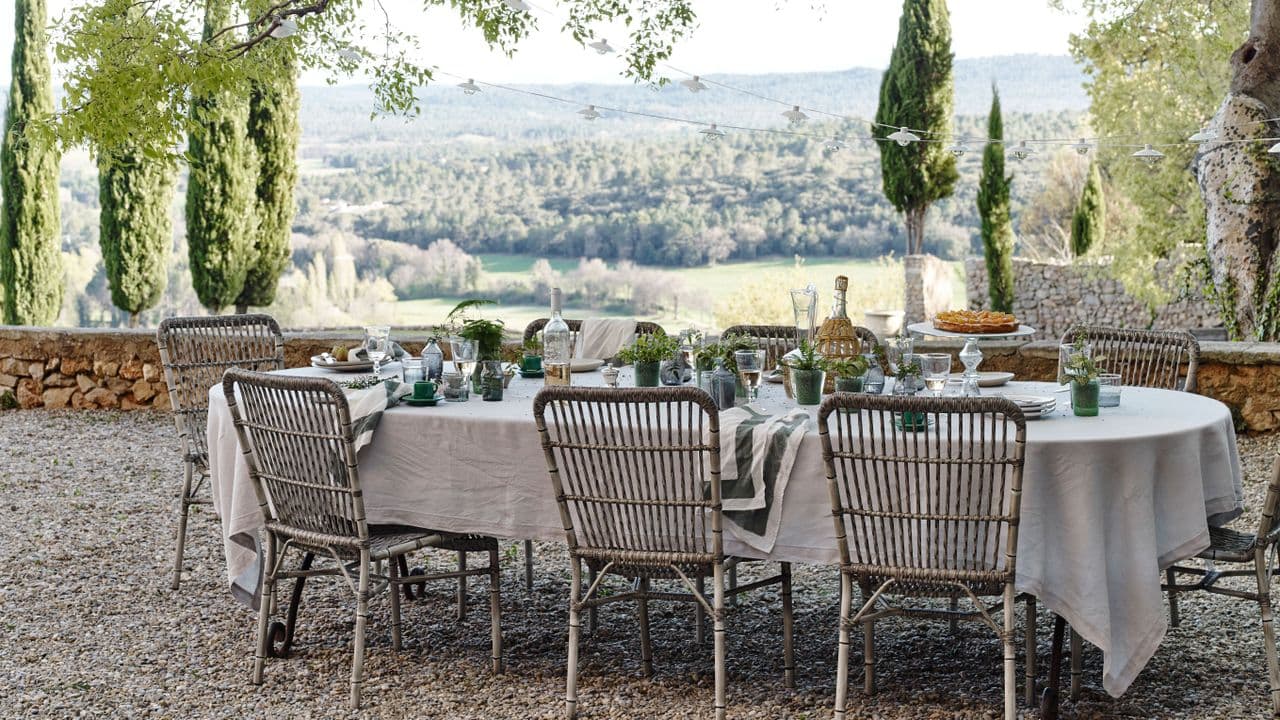 17 Outdoor Dining Ideas for the Ultimate Summer Entertaining Space