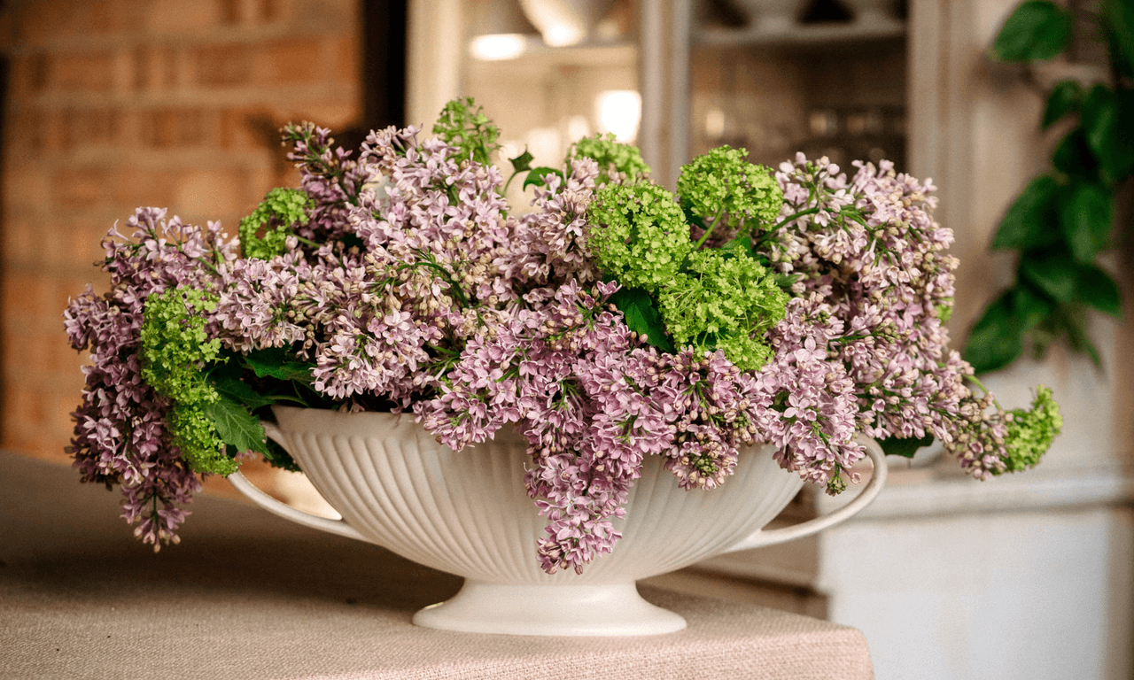 Petals & Roots: Creating an Abundant Table Design With Seasonal Flowers Is Easier Than You Think