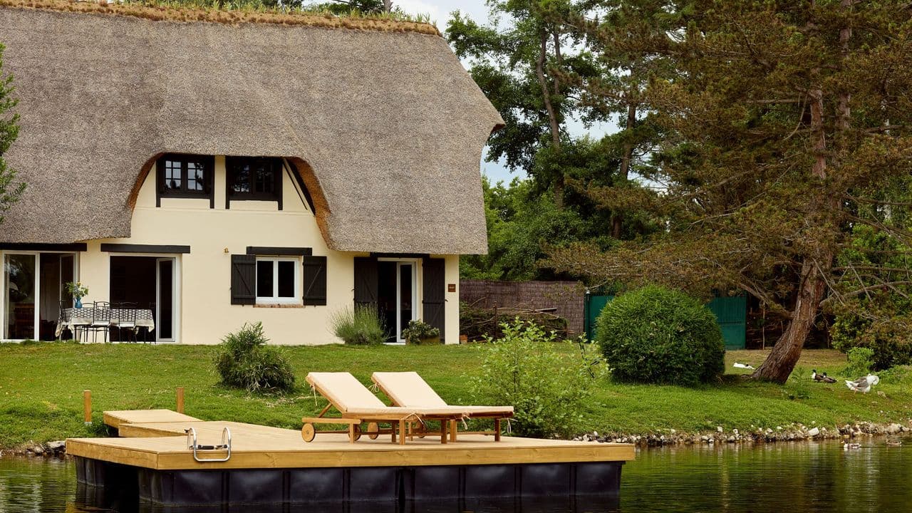 This French Lakeside Cottage Feels Straight Out of a Fairytale – and Every Detail Was Planned That Way