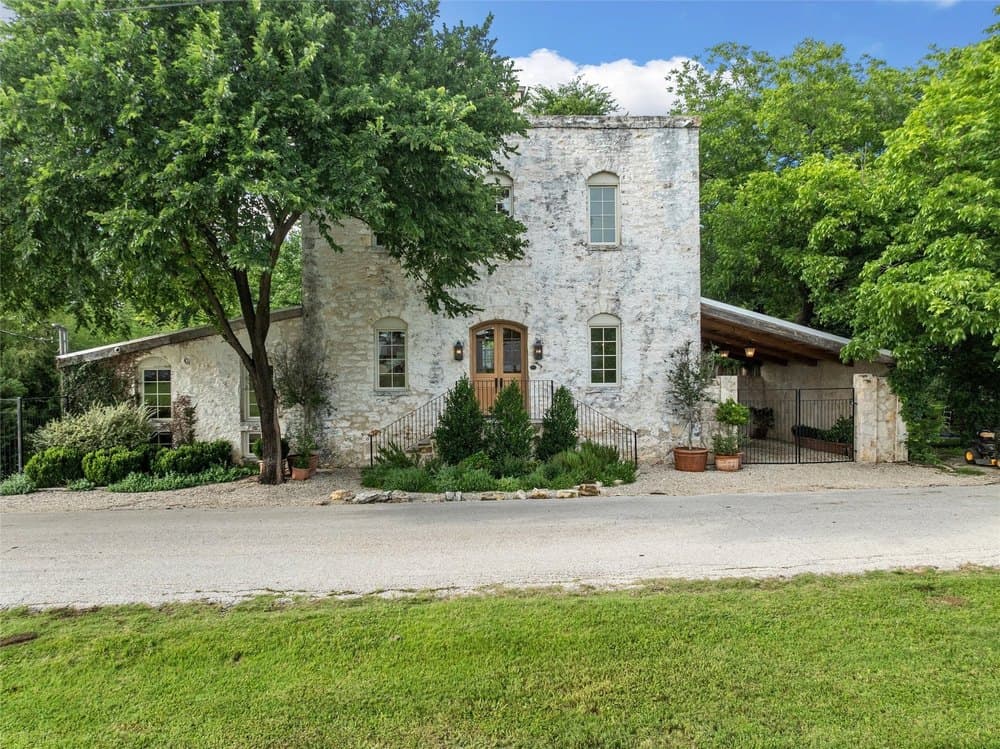 Chip and Joanna Gaines Prove Their Selling Power as $935K 'Magnolia Table' Flip Snags Buyer in Days